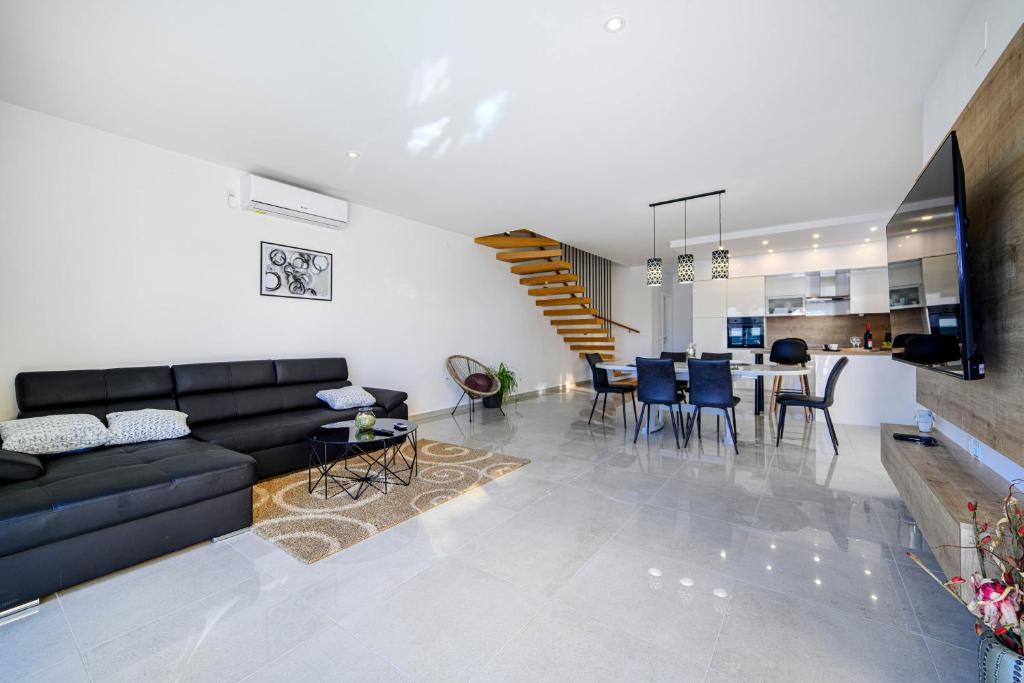 VILA MIRA photo 1