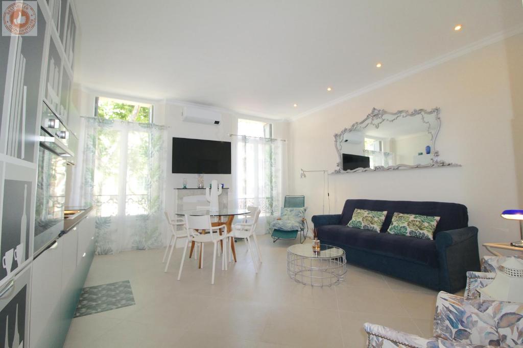ALC - CAR40 11 min Palais and Beaches