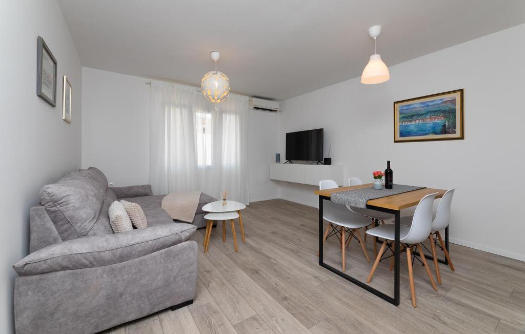 Two Flowers Luxury Apartment photo 3