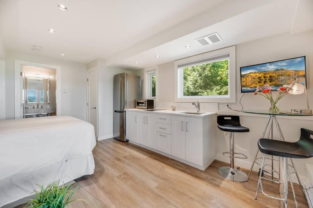 Sea-esta Suite with Ocean Views in Brentwood Bay photo 4