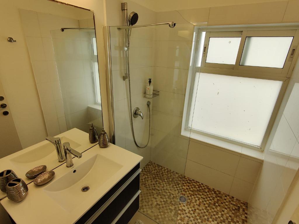 2BDR Holiday Home by Mezizim Beach and TLV Port! photo 3