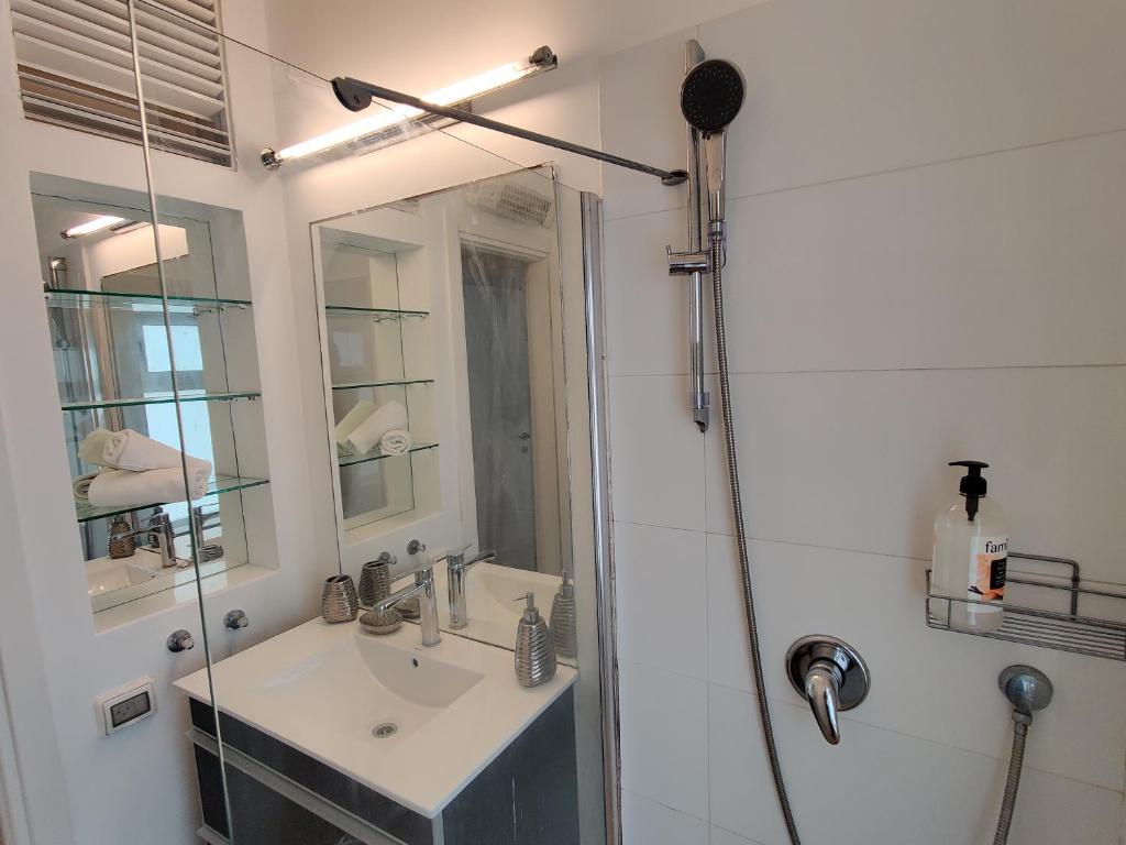 2BDR Holiday Home by Mezizim Beach and TLV Port! photo 4