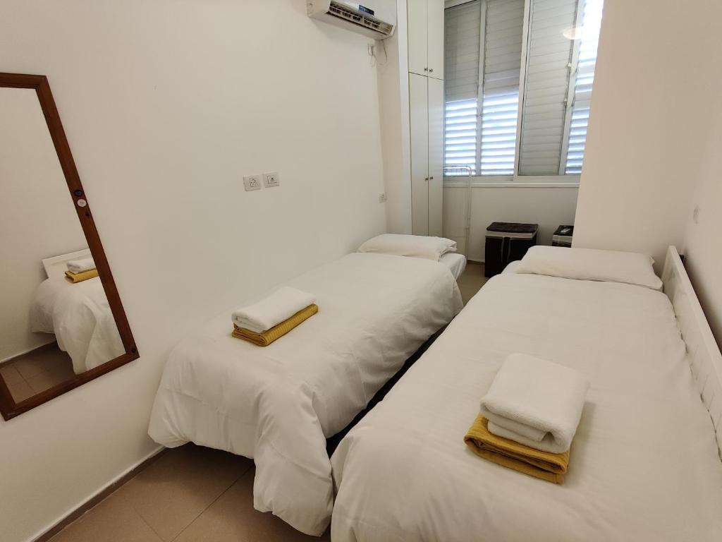 2BDR Holiday Home by Mezizim Beach and TLV Port! photo 2
