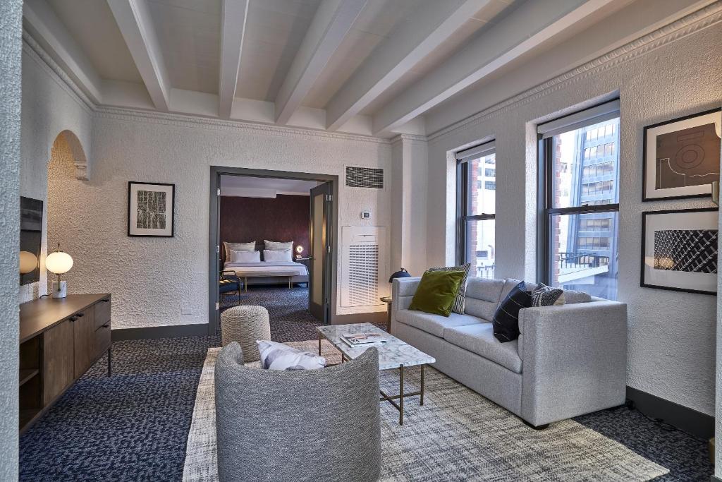 Сьюит (Фирменный люкс с 1 спальней — Подходит для гостей с ограниченными возможностями здоровья), Gale Chicago