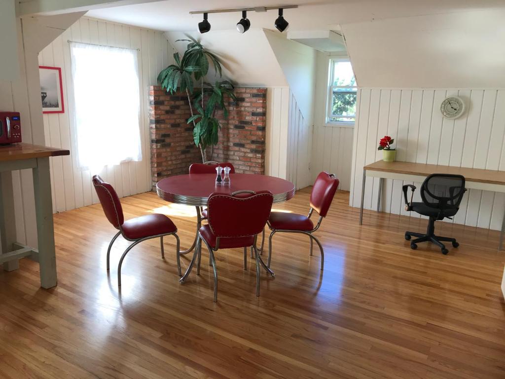 Secluded, Charming and Unique! Spacious Apartment EXCELLENT Central Location image