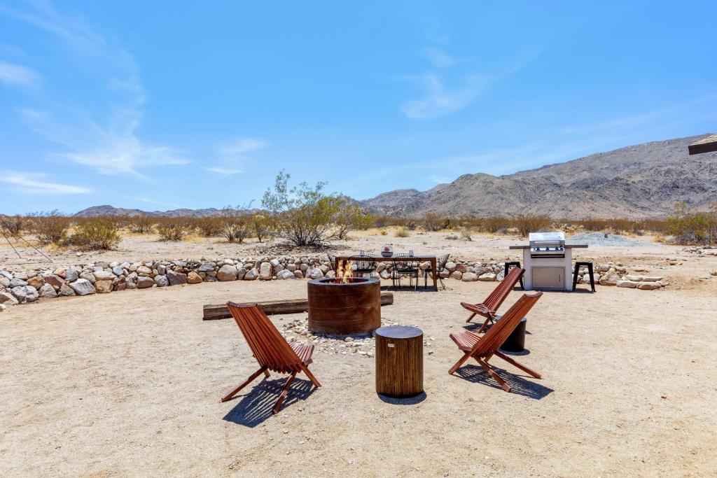 1 Minute To Joshua Tree National Park, Hot Tub, Stars, Private - The WKNDR photo 4