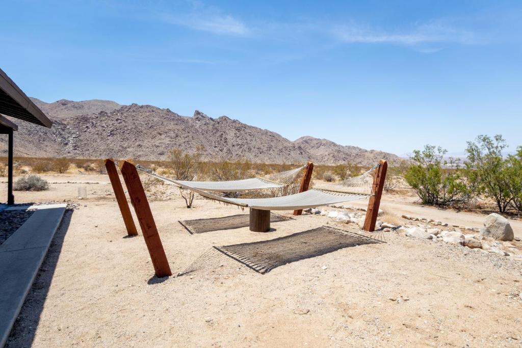 1 Minute To Joshua Tree National Park, Hot Tub, Stars, Private - The WKNDR photo 1