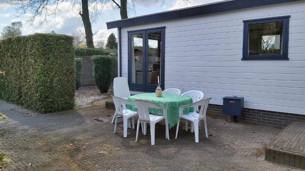 Cosy Garden familie chalet tot 4 personen op de Veluwe Bungalowpark De Kern - All inclusive photo 2