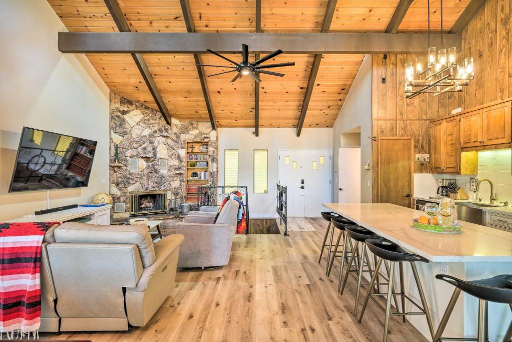 Pine Mountain Cabin with Hot Tub, 2 Mins to Marina! photo 4