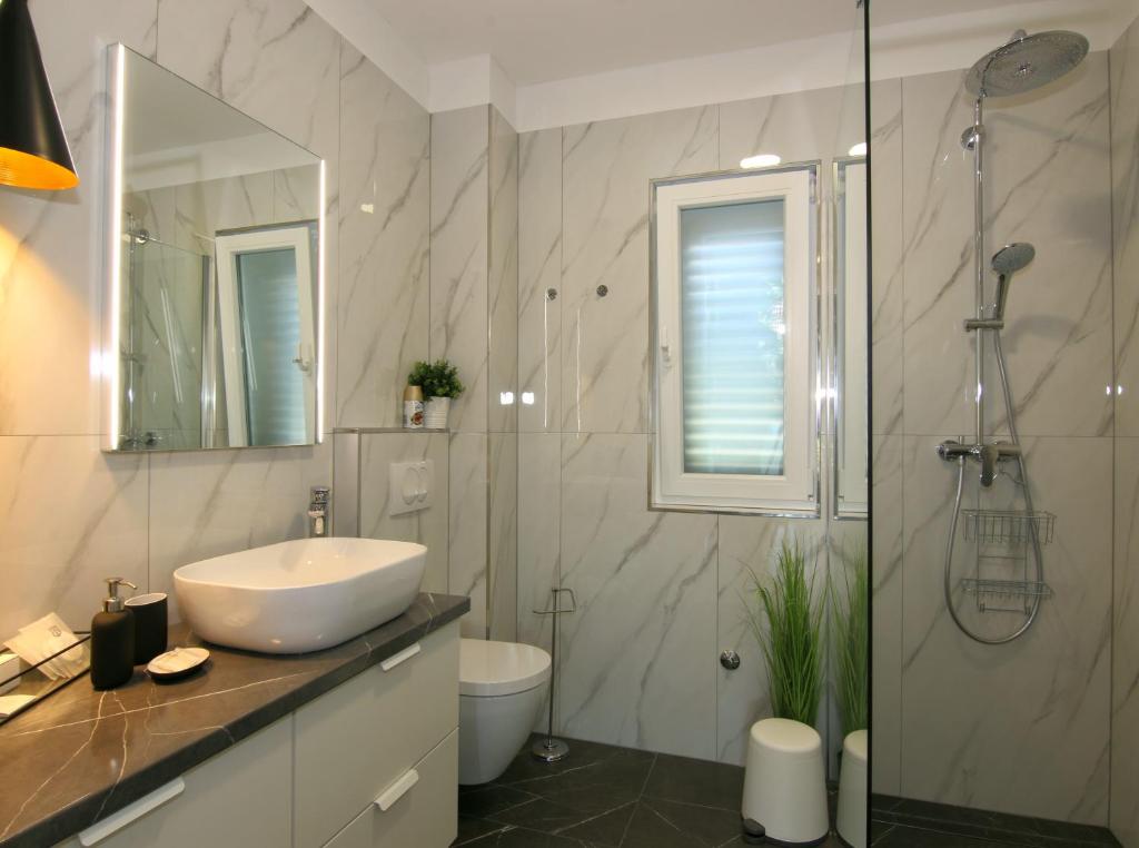 Apartments Tona photo 4