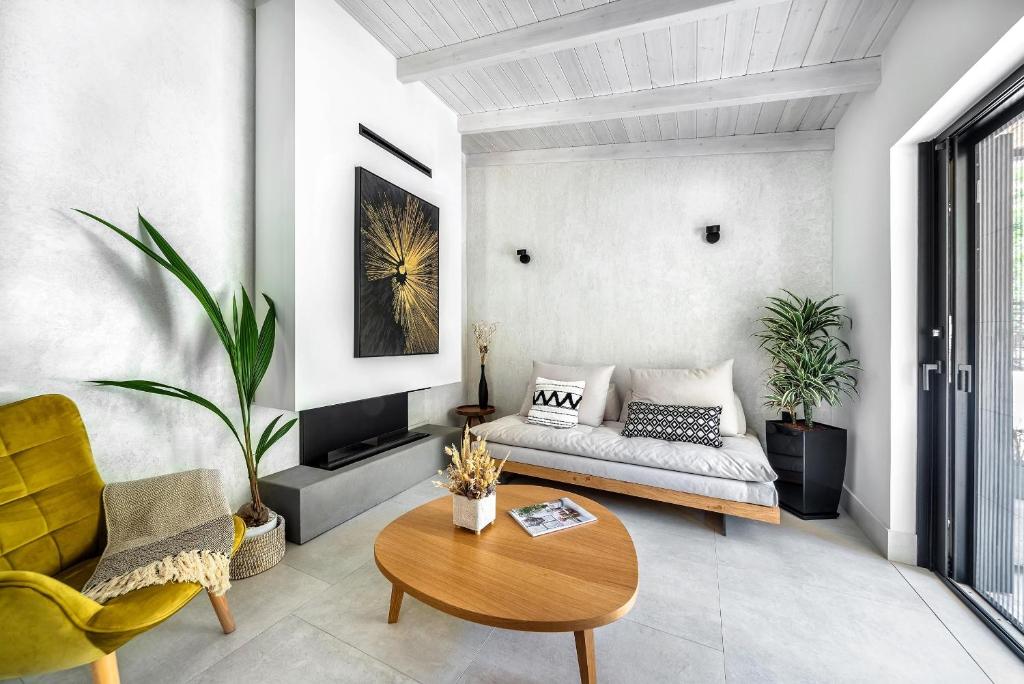 HALO Ligaria Suite 100m next to the beach with private pool photo 3