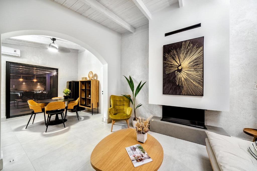 HALO Ligaria Suite 100m next to the beach with private pool photo 2