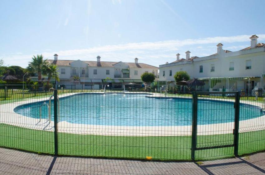 Casa adosada con porche, piscina y pista de pádel, junto al campo de golf photo 1