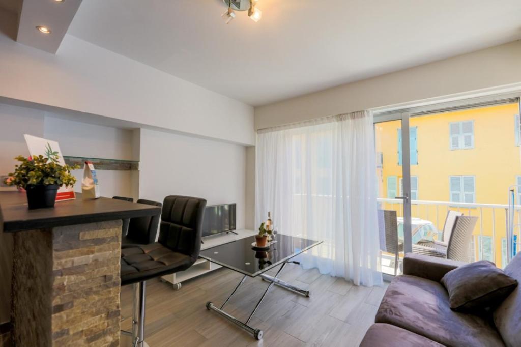 SUEDE 2 AP4208 By Riviera Holiday Homes photo 1