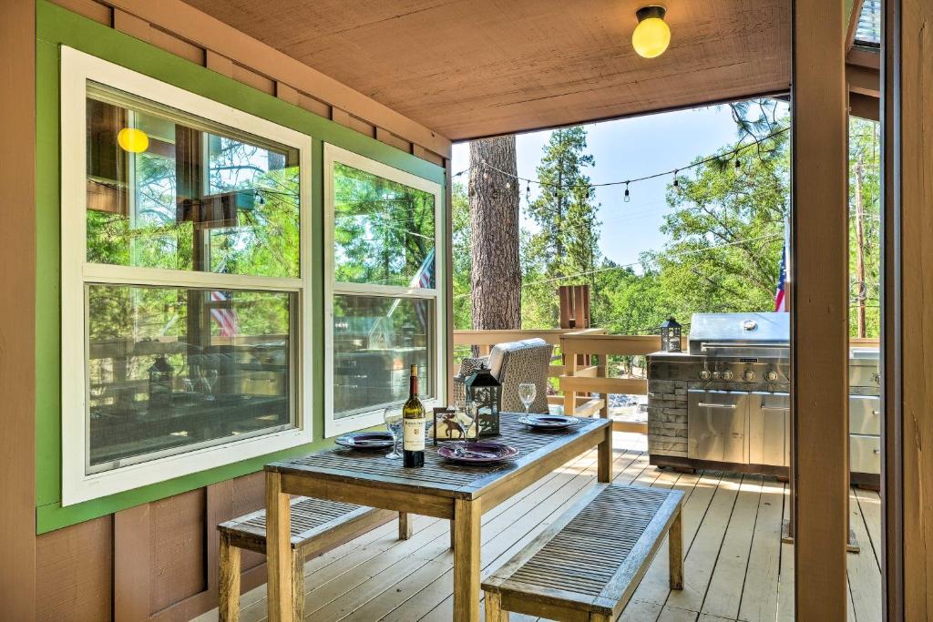 Cabin Less Than Half-Mi from Pine Mountain Lake Marina!