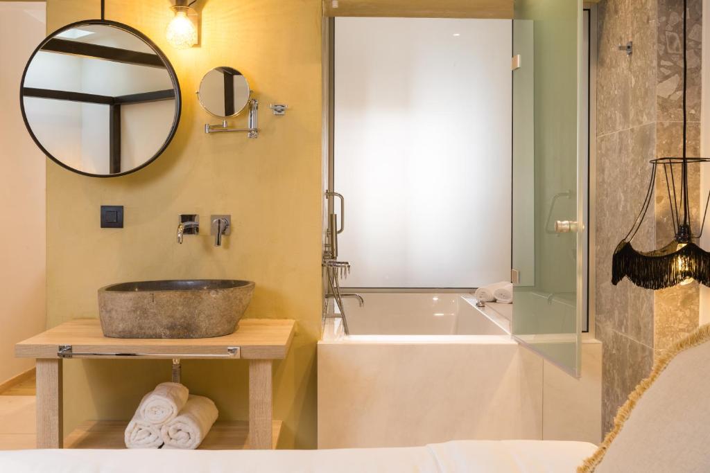 Сьюит (Люкс с кроватью размера «king-size» и гидромассажной ванной), Cressa Mystique Suites - Adults Only