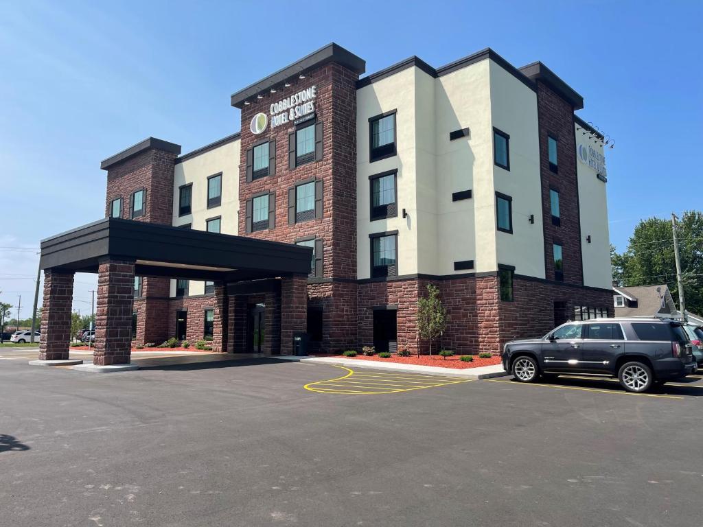Cobblestone Hotel & Suites-Little Chute image