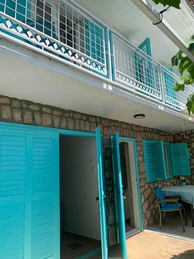 Petite house photo 1