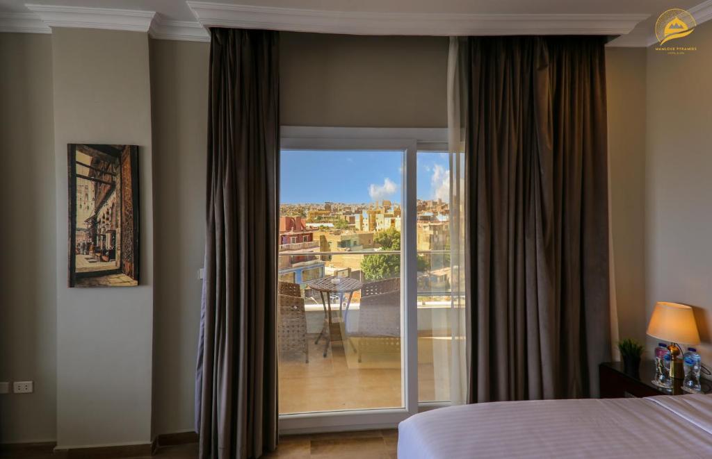 Сьюит (Роскошный люкс с балконом и панорамным видом на пирамиды), Mamlouk Pyramids Hotel & Spa