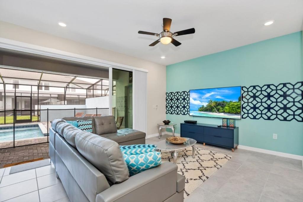 5 Bed Townhome! 5 Bedroom Townhouse by Redawning image