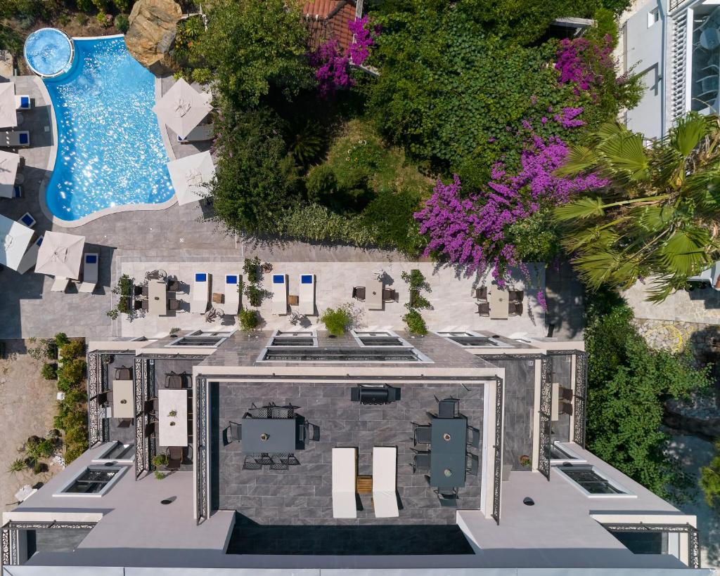 Moderna Luxury Apartments with HEATED pool photo 3