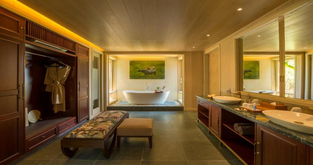 Вилла (Вилла с 3 спальнями и бассейном, рядом с пляжем), An Lam Retreats Ninh Van Bay