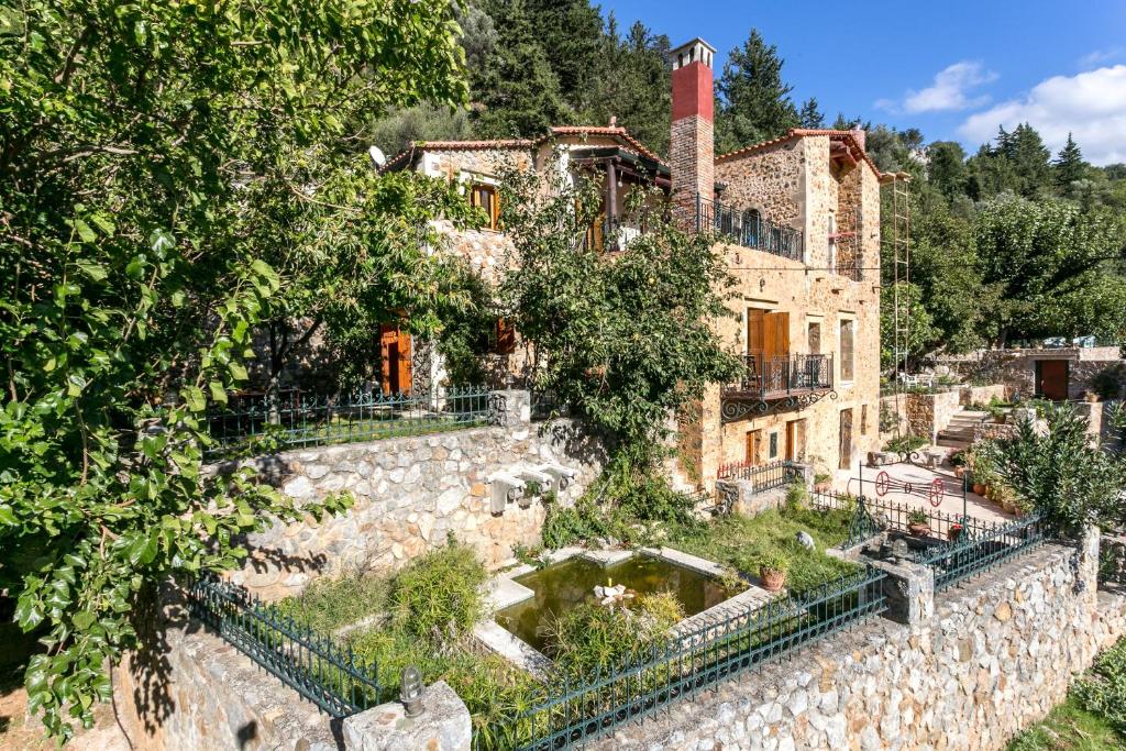Ifigenia Lux MAISONETTE in oldtown and Villas in theriso vilage 14 km outside of chania, Crete