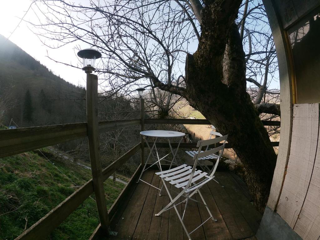 Cabane dans un pommier photo 2