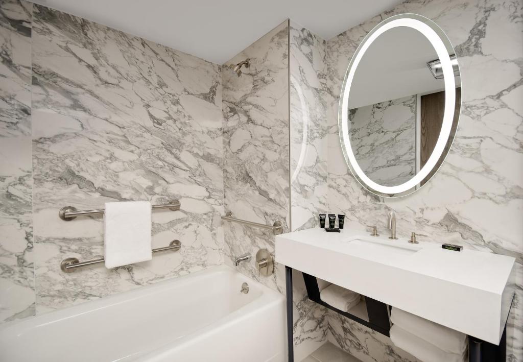 Четырехместный (Номер с 2 кроватями размера «queen-size»), Hyatt Centric 39th & 5th New York