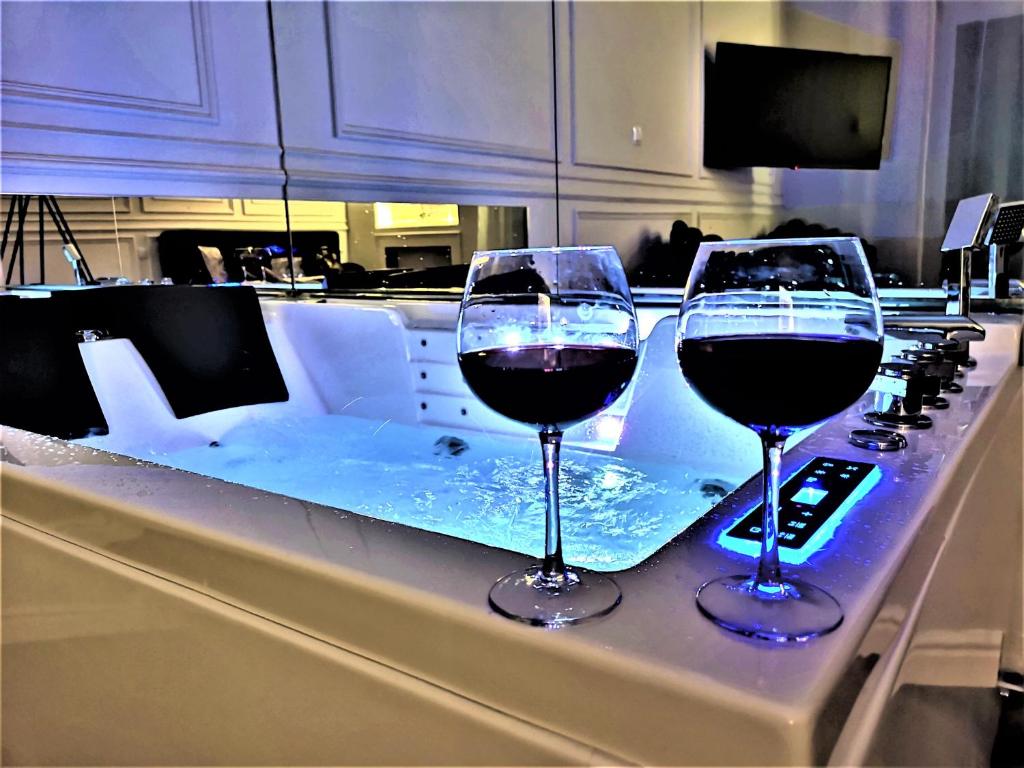 Luxury Jacuzzi Apartment - Tap to explore photos