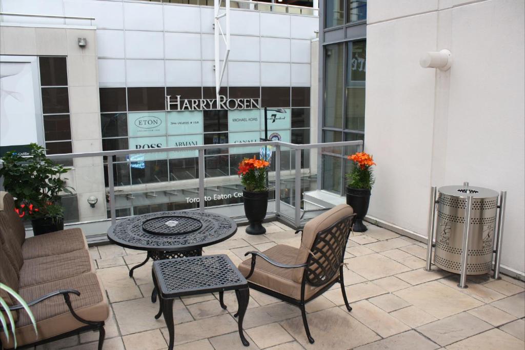 Yonge Suites Furnished Apartments photo 3