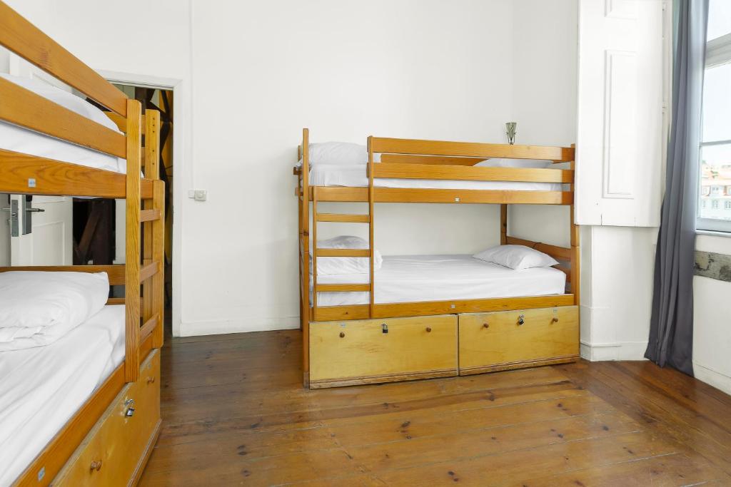 Номер (Кровать в общем 4-местном номере для мужчин и женщин), Rossio Hostel