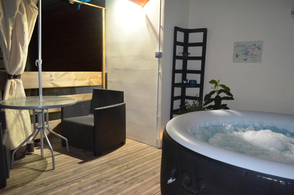 Studio tout confort avec son jacuzzi photo 3
