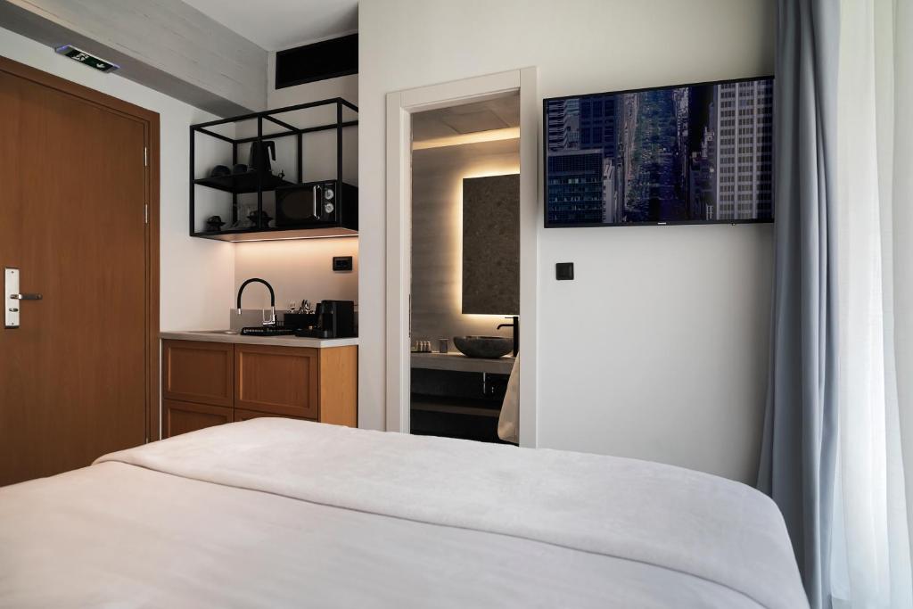 Сьюит (Полулюкс с балконом), Magenta Luxury Suites