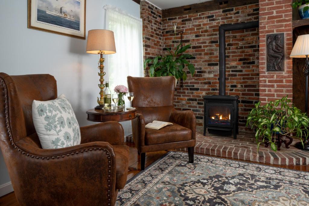 1802 House Bed and Breakfast - Tap to explore photos