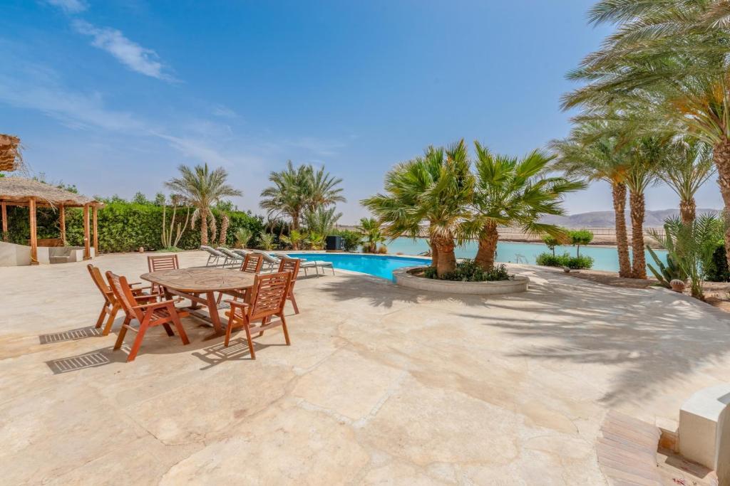 Beautiful 4-Bedroom White Villa in Phase V El Gouna, Heated Pool & Lagoon - Tap to explore photos