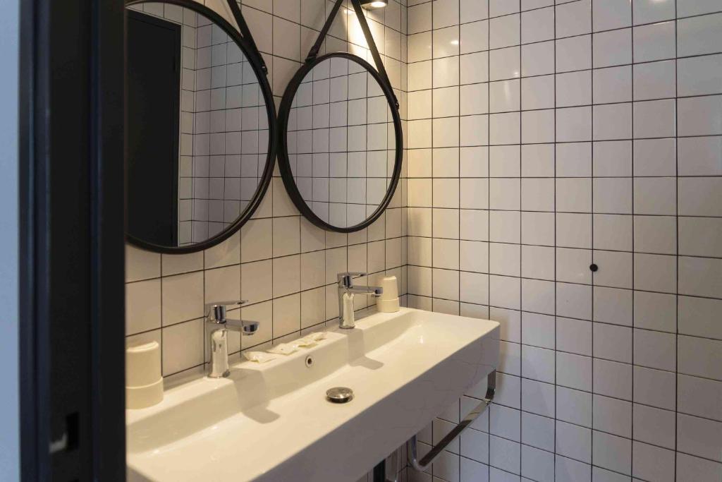 Номер (Кровать в общем номере для женщин с 4 кроватями), Hôtel Terminus Paris La Défense