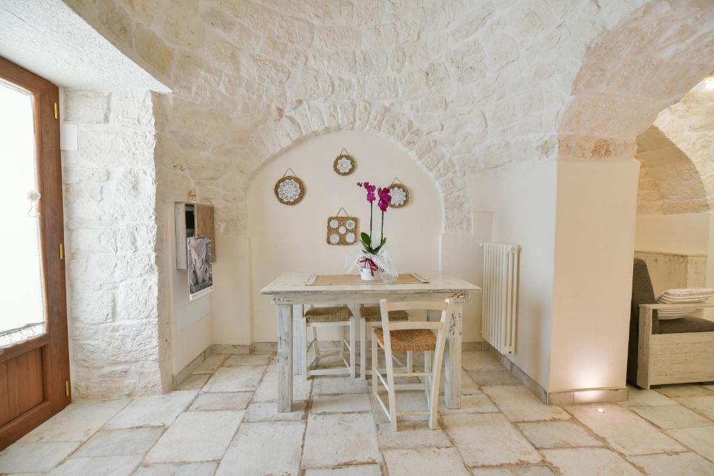 Trulli Colebè with Private pool - Tap to explore photos