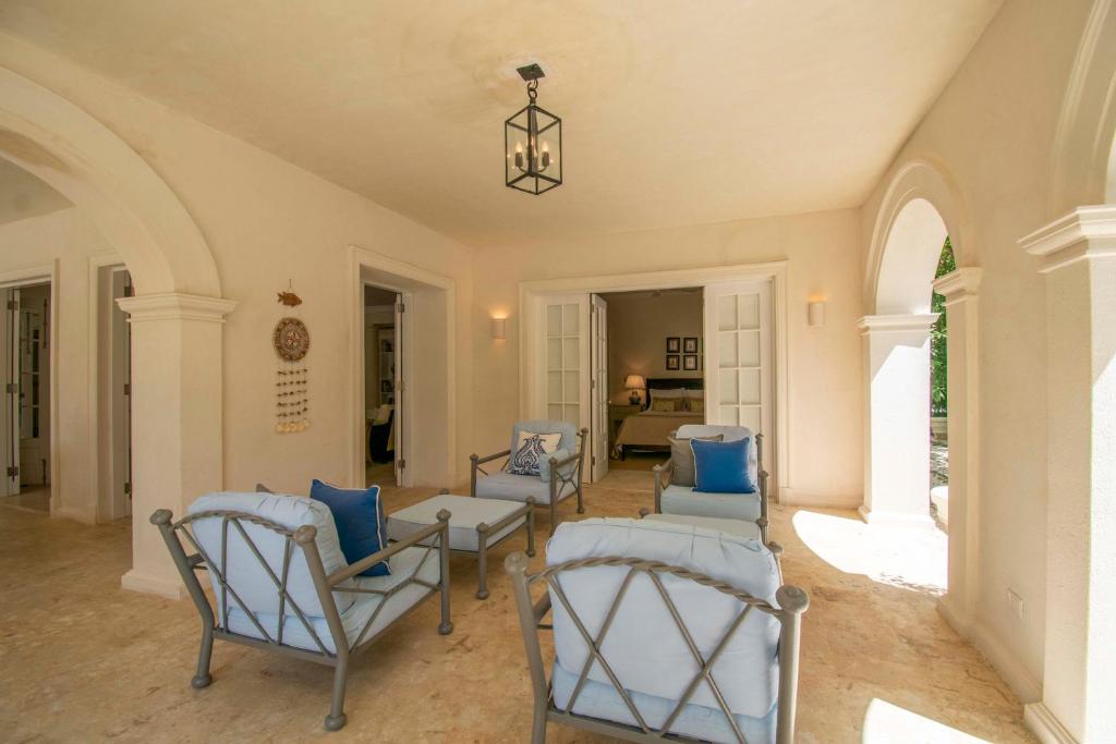 Luxury golf villa with private pool and service staff in exclusive resort near private beach photo 1
