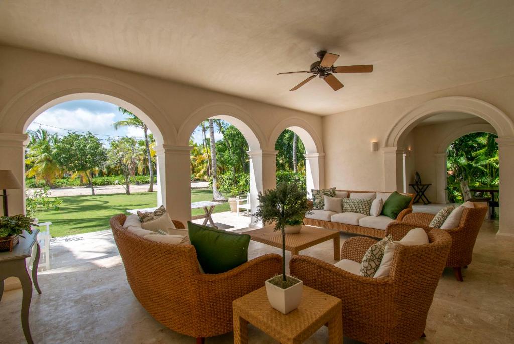 Luxury golf villa with private pool and service staff in exclusive resort near private beach photo 2