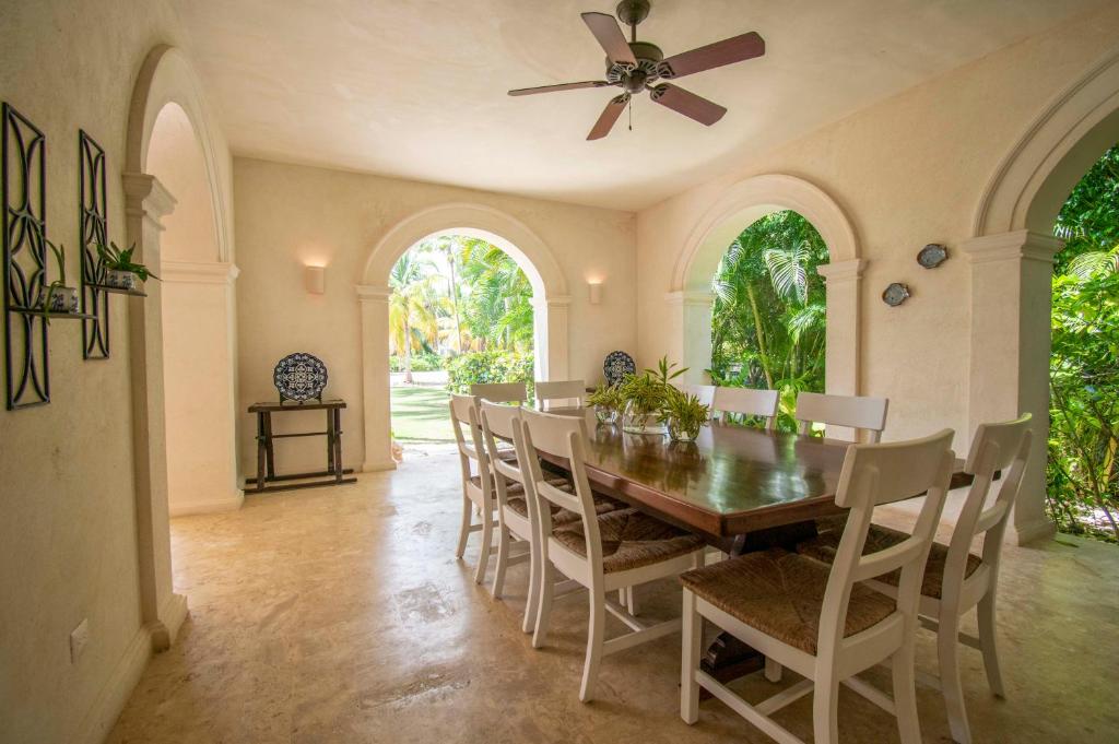 Luxury golf villa with private pool and service staff in exclusive resort near private beach photo 3