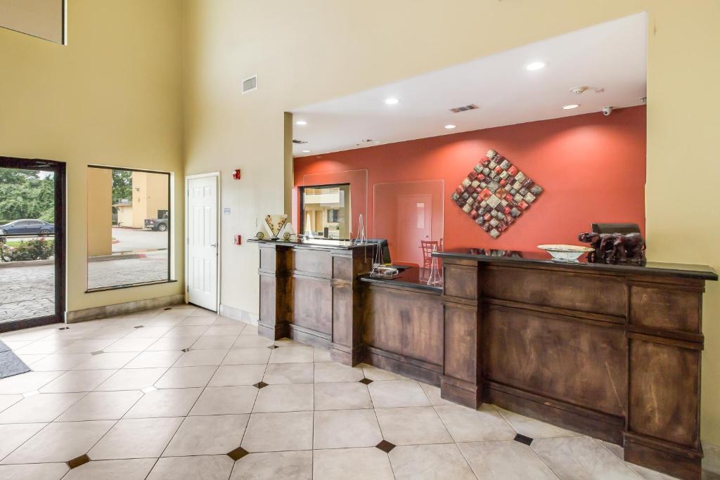 Americas Best Value Inn & Suites Tomball photo 3