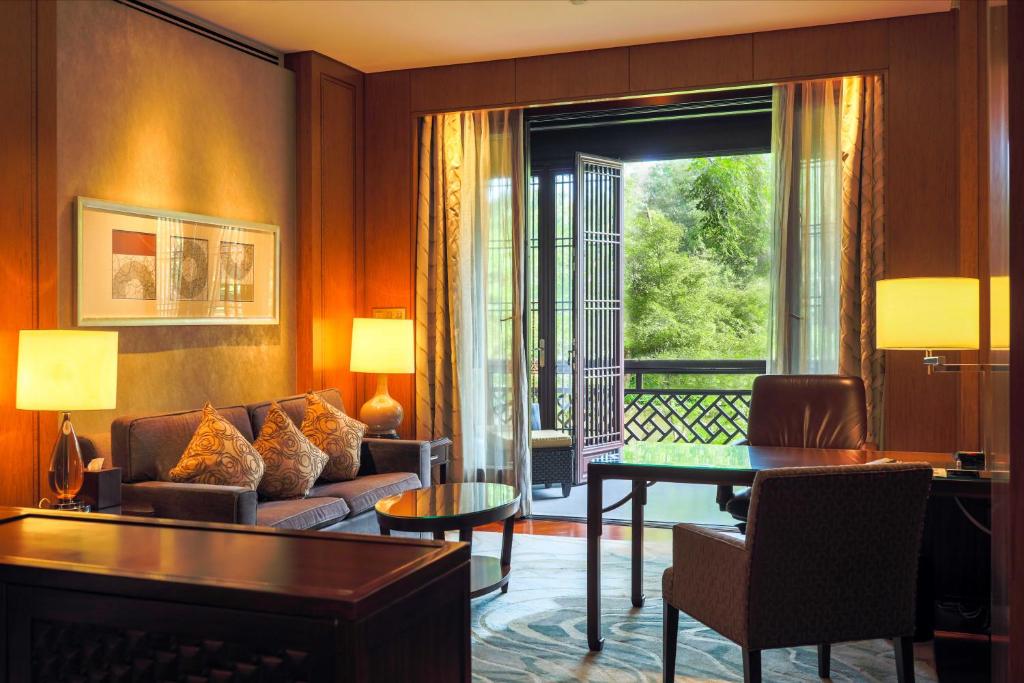 Двухместный (Номер «Премьер» с кроватью размера «king-size» и видом на сад), Four Seasons Hotel Hangzhou at West Lake