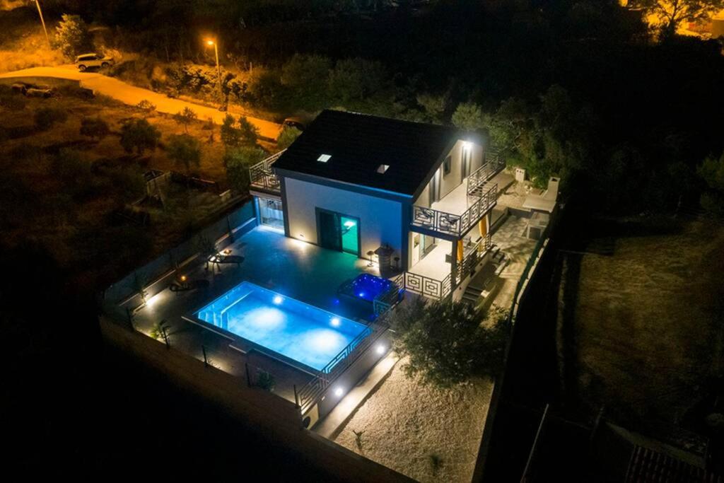 Luxury villa Stocia grey with swimming pool, sauna and jacuzzi in a peaceful location in Split photo 4