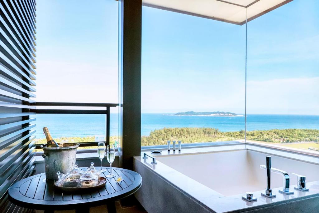 Сьюит (Grand King Suite with Sea View（ executive floor(Grand Club)  daily breakfast+Grand Club evening cocktails and all day snack and beverages+Frist day free Mini bar)), Grand Hyatt Sanya Haitang Bay Resort and Spa