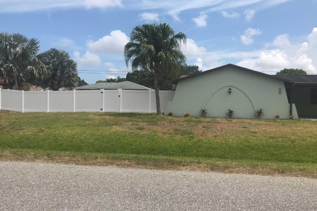 Bright Venice Home with Yard Less Than 4 Miles to Beach! photo 3