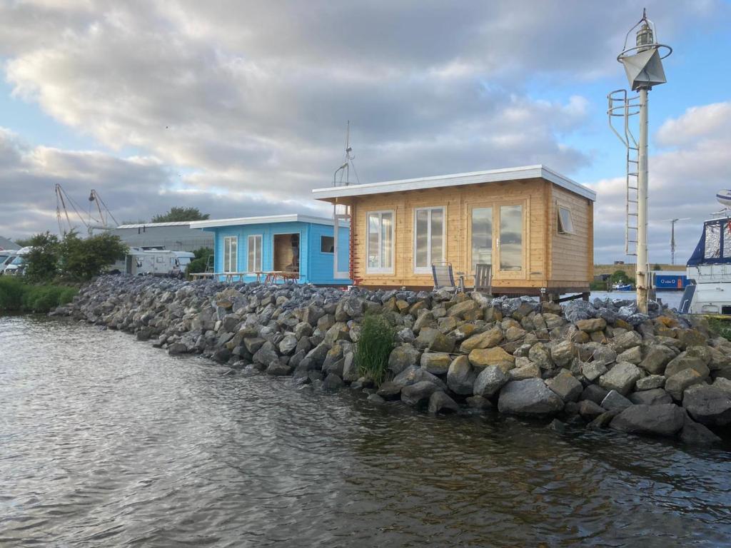 Waterhuisjes op de pier van LauwersmeerPlezier! photo 3