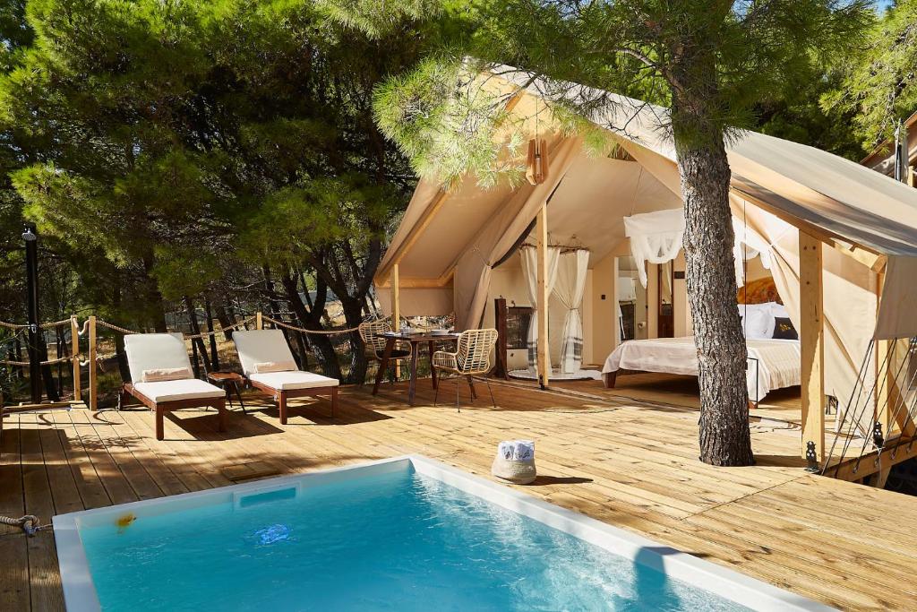 Abeille Maison Glamping Resort Zlatni Rat -Adults Only photo 2