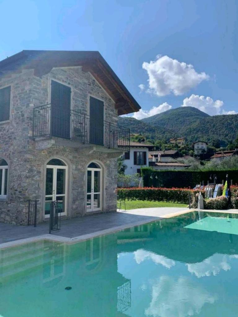 BELLAGIO DREAMS APT, pool, with private garden, near lake photo 1