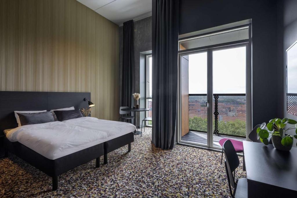 Peak 12 Hotel photo 3